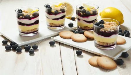 Blåbærgelé med citroncreme og knuste småkager