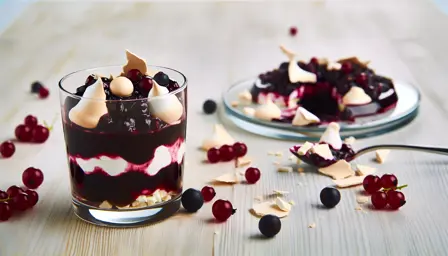 Blød chokoladeganache med solbærkompot og marengsbrud