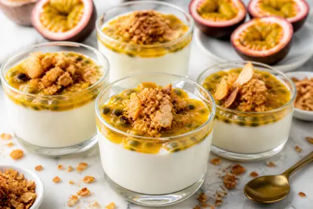 Cremet yoghurtpanna cotta med passionsfrugt