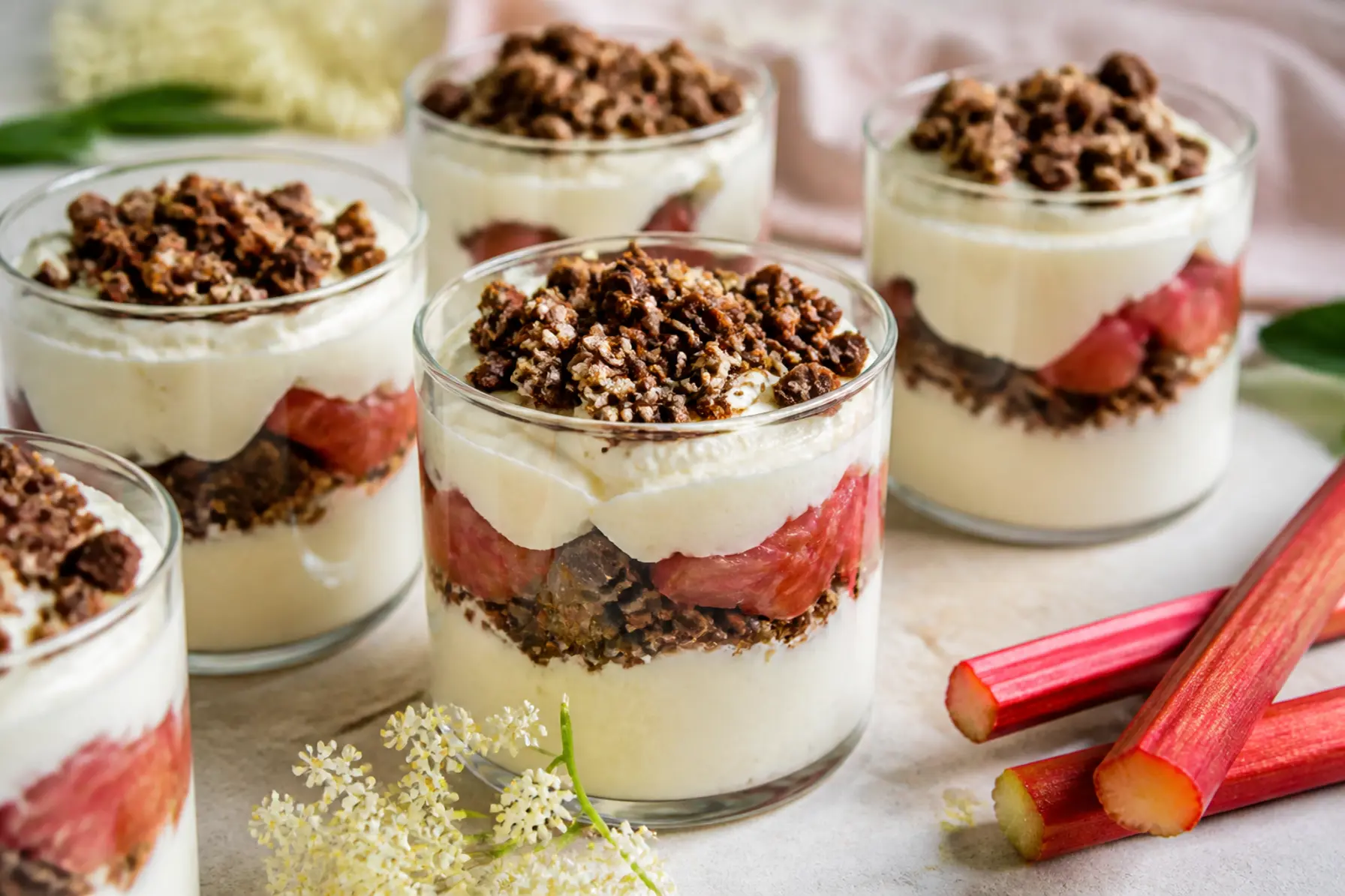 Hyldeblomstcreme med rabarber og mørk chokoladecrumbs