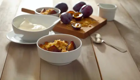 Karamelliserede blommer med mandelcrumble og vaniljecreme