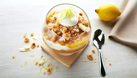Karamelliseret banankompot med kokoscrumble og citronskum