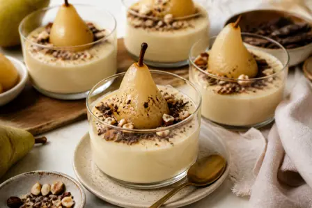 Kardemommecreme med pærer og mørk chokolade