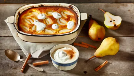 Pæreclafoutis med kanel og vaniljeskum