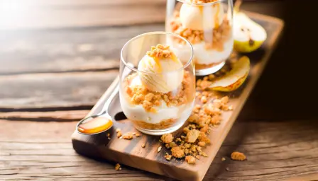 Pæreglace med karamelliseret citronsmør og sprød havrecrumble