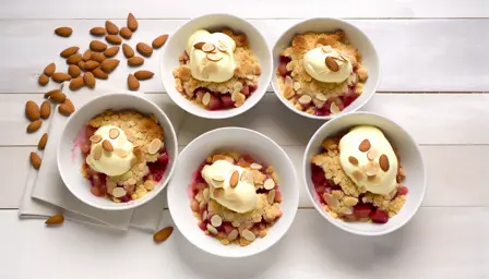 Syrlig rabarbercrumble med ristede mandler og let vaniljeskum